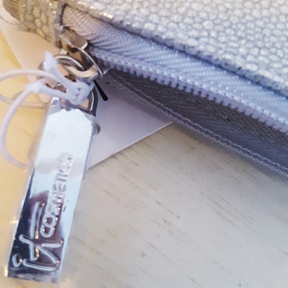 ItCosmetics Makeup Bag - Picture 6 of 7